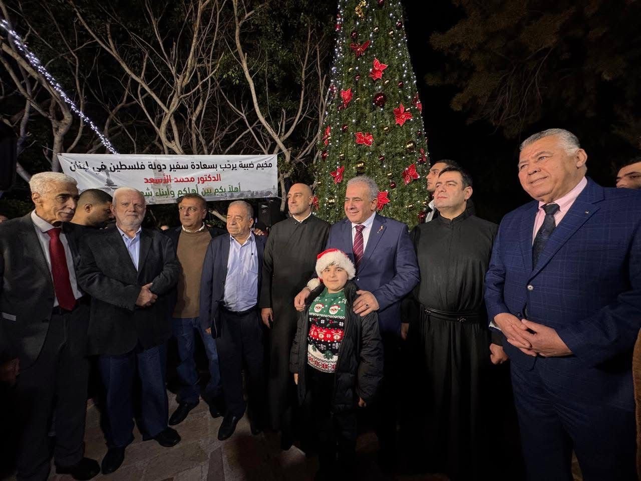 نيابة عن الرئيس: السفير الاسعد وابناء شعبنا في مخيم ضبية يضيئون شجرة الميلاد