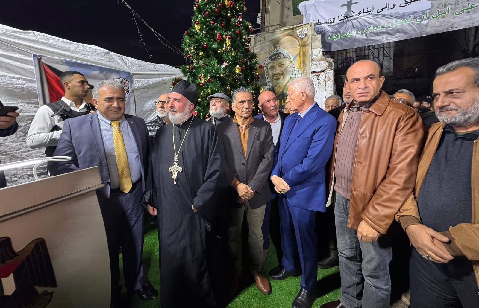 نيابة عن الرئيس: السفير الاسعد وابناء شعبنا في مخيم مار الياس يضيئون شجرة الميلاد