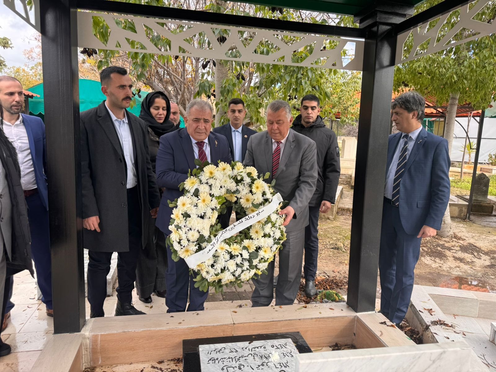 السفير الاسعد يضع اكليلاً من الزهور على ضريح المناضل الراحل السيد هاني فحص