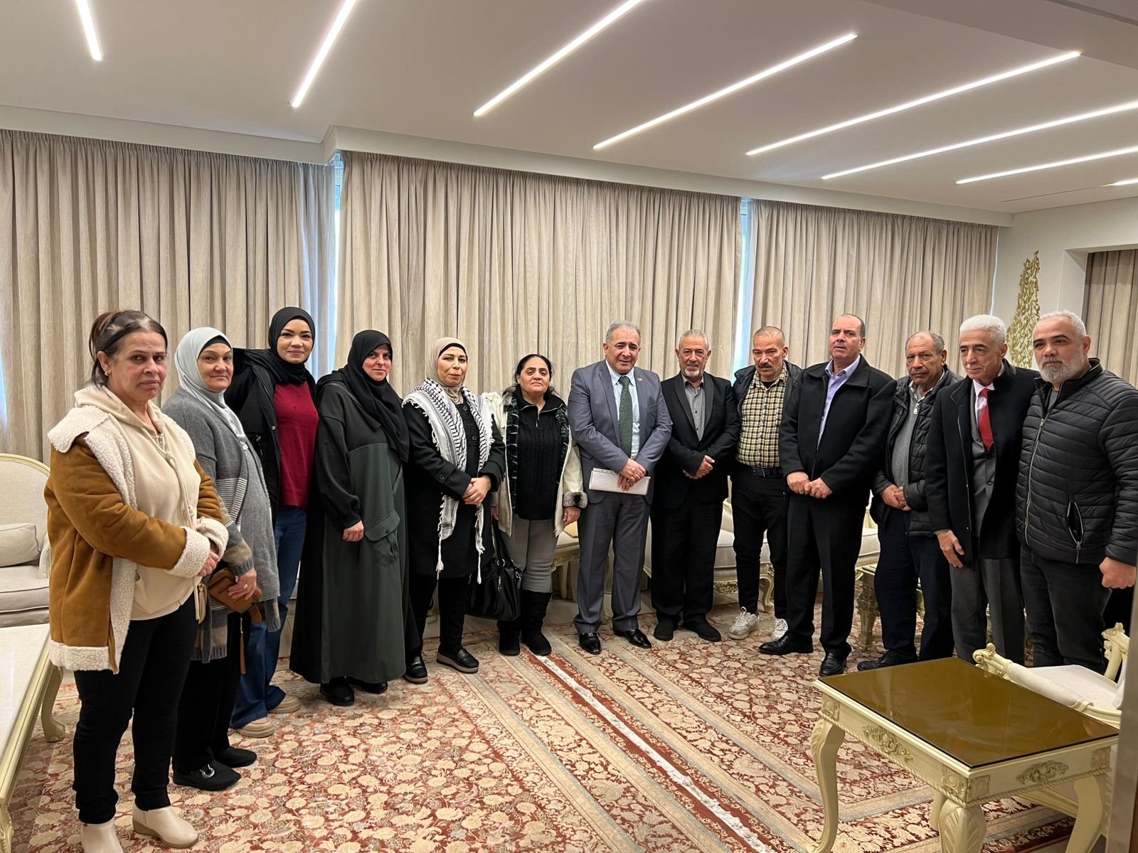 السفير الاسعد يستقبل وفداً من التجمع الوطني لاسر الشهداء والجرحى والاسرى