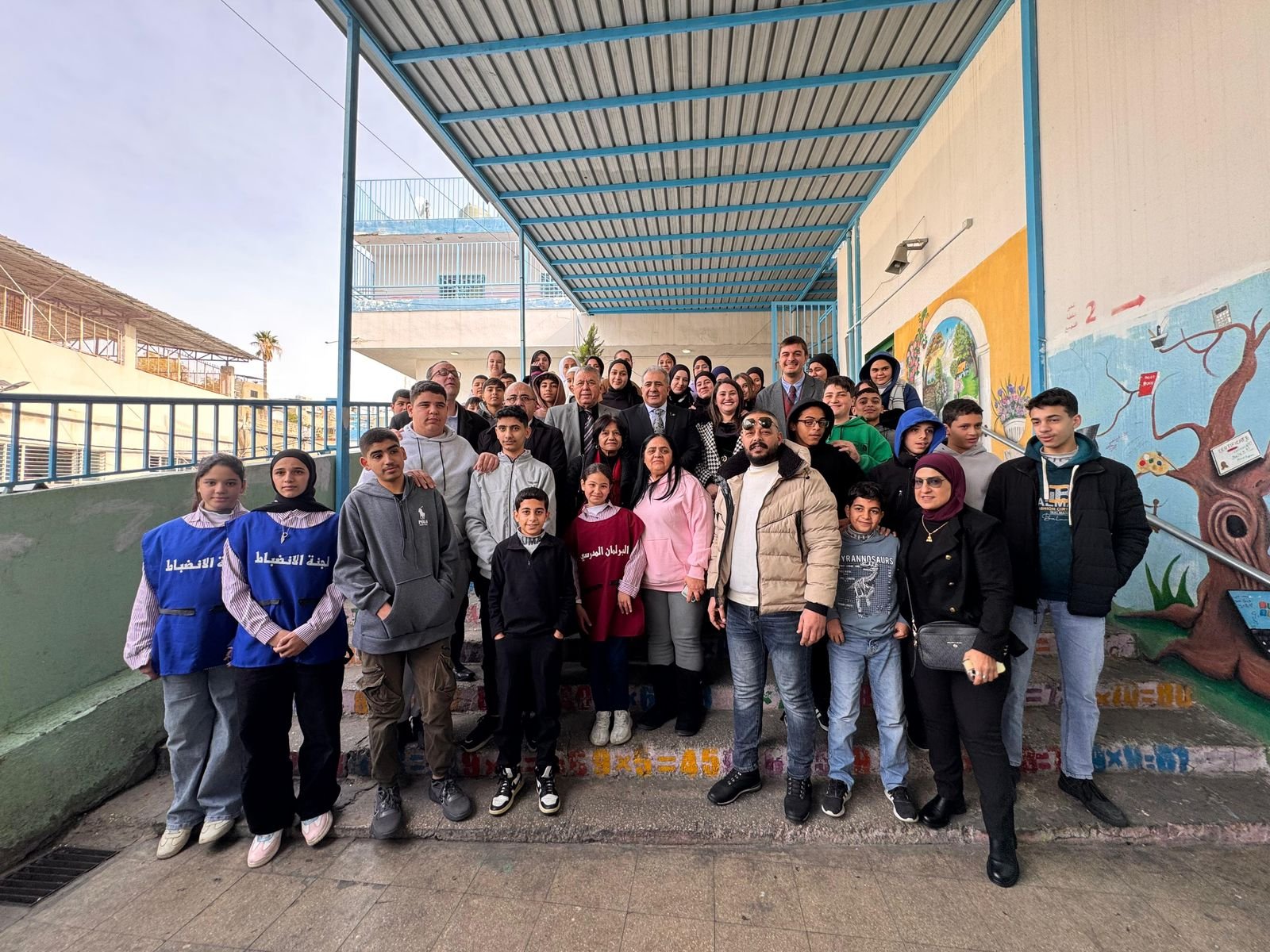 السفير الاسعد يتفقد مدرسة عسقلان في مخيم المية ومية