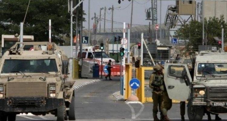 الاحتلال يواصل حصار وإغلاق حزما شمال شرق القدس لليوم الثاني