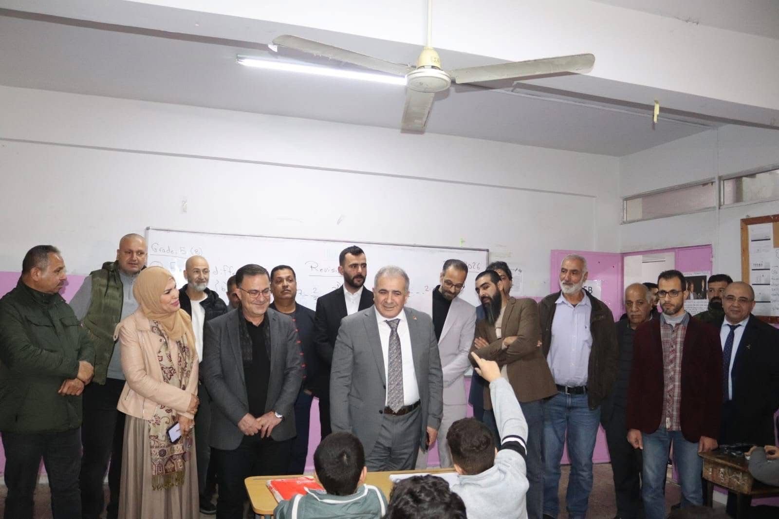 السفير الاسعد يتفقد مدرسة فلسطين في مخيم برج الشمالي