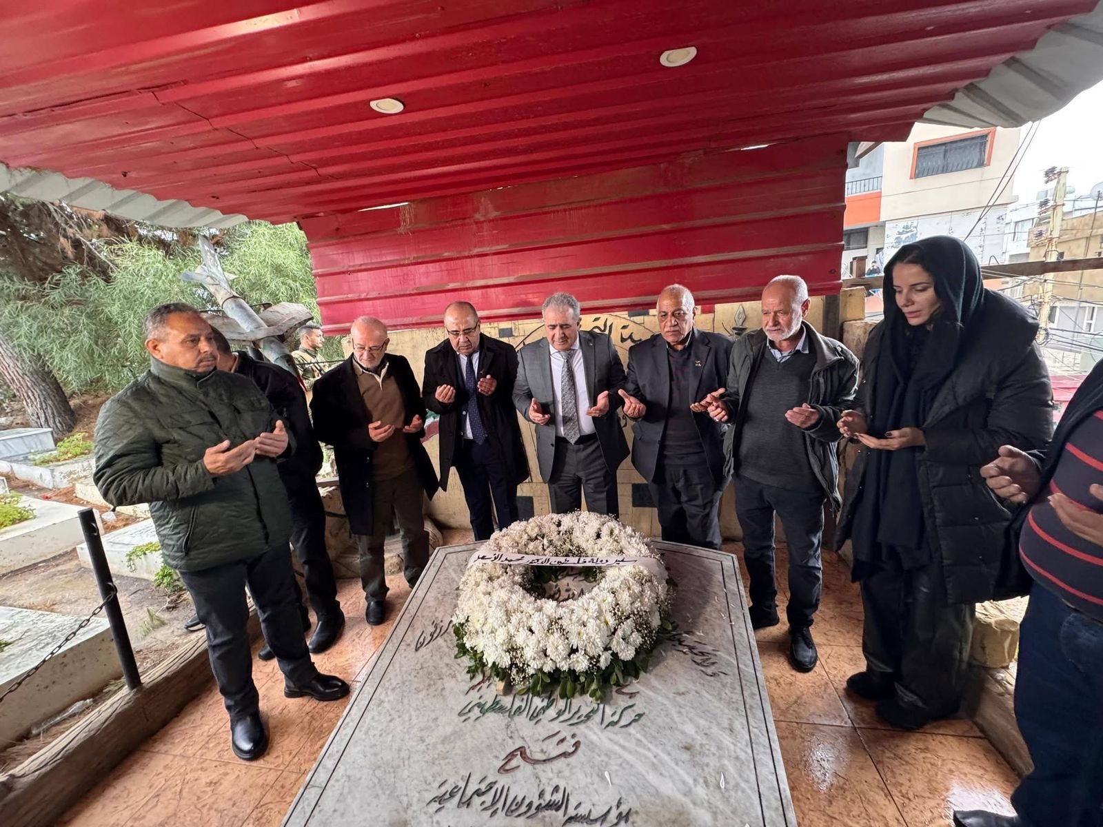 السفير الاسعد يضع اكليلاً من الزهور على النصب التذكاري للشهداء في مخيم برج الشمالي