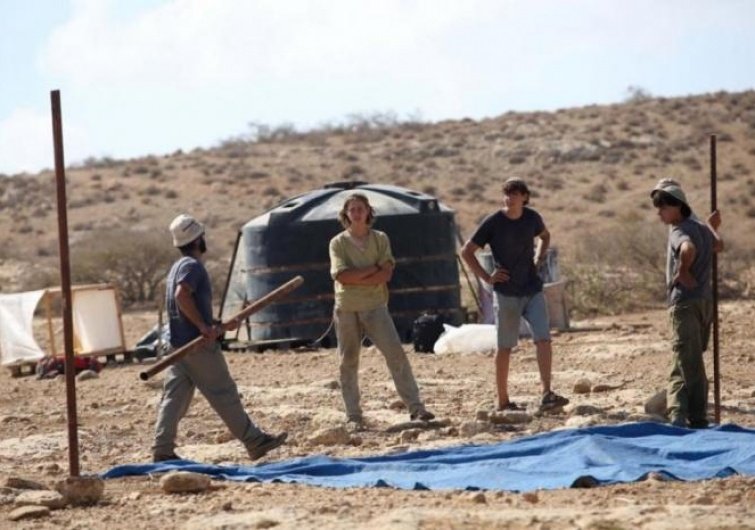 مستعمرون ينصبون خيمة قرب خيام المواطنين في الأغوار الشمالية