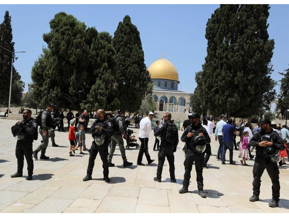مستعمرون يقتحمون المسجد الأقصى