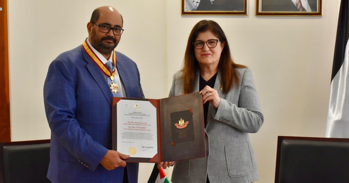 الوزيرة شاهين تسلّم وسام نجمة الصداقة إلى سفير جنوب أفريقيا لدى دولة فلسطين
