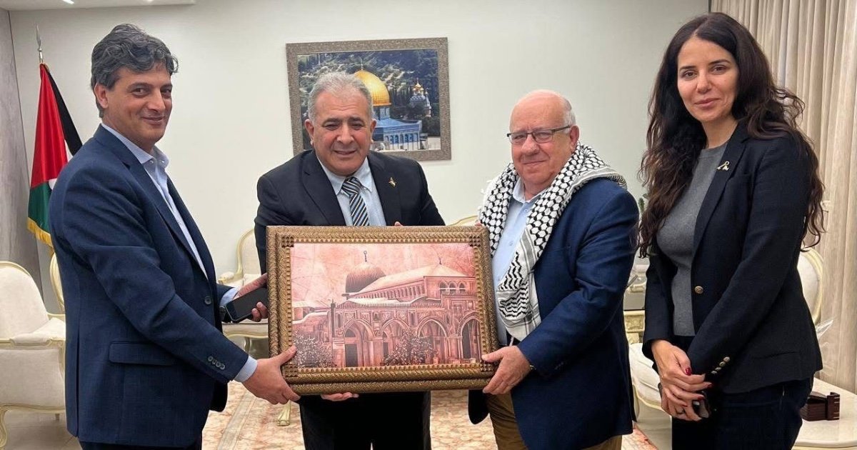 السفير الاسعد يستقبل الكاتب والباحث صقر ابو فخر