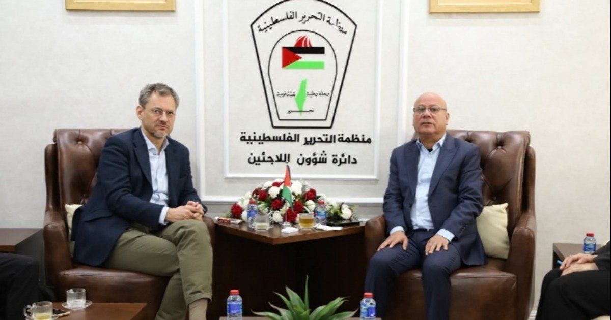 أبو هولي يبحث مع المعهد الأوروبي للسلام حماية الأونروا وتحسين أوضاع المخيمات