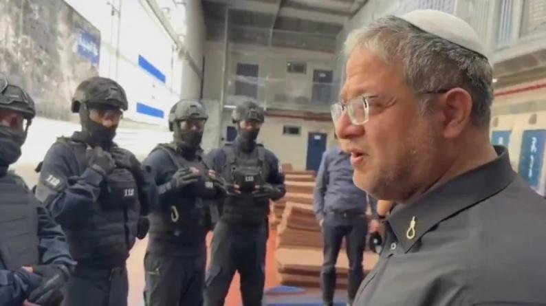 تفاصيل اقتحام المتطرف "بن غفير" لقسم (26) في سجن "عوفر" واستعراض القمع ضد الأسرى