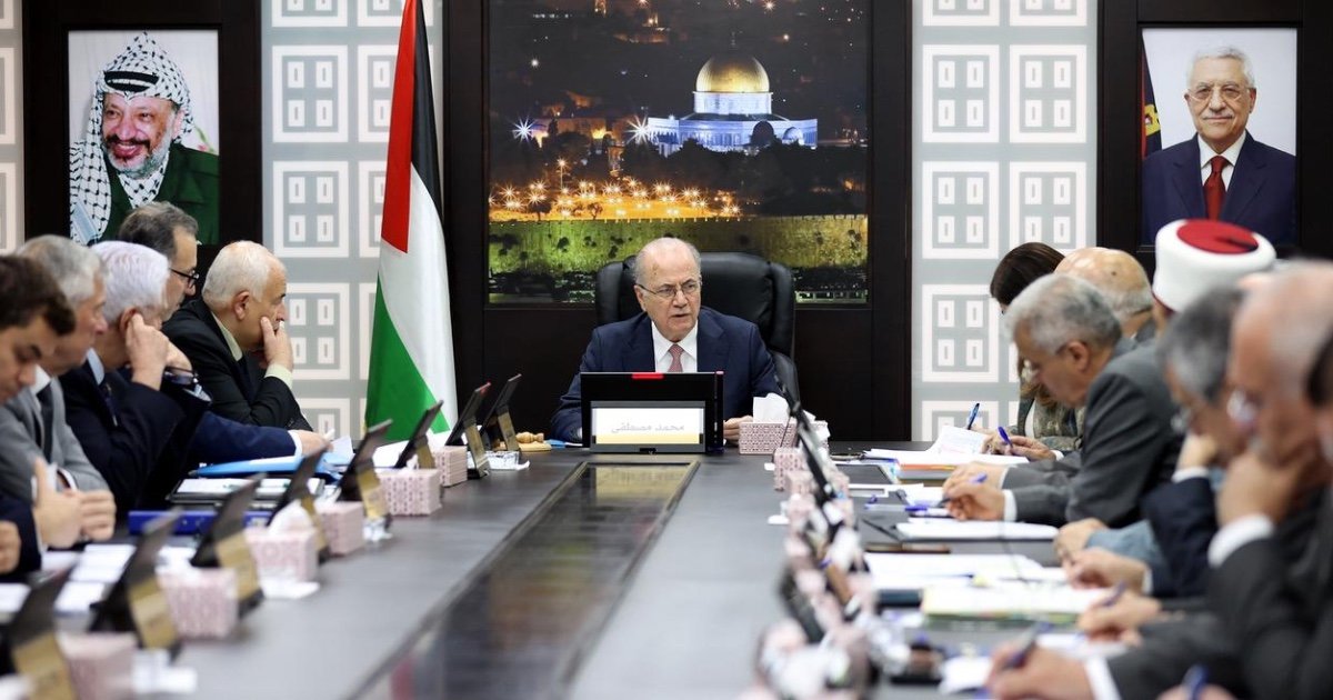 رئيس الوزراء: خلية الطوارئ الحكومية في حالة انعقاد دائم لضمان توفير الخدمات والاحتياجات الأساسية لأبناء شعبنا