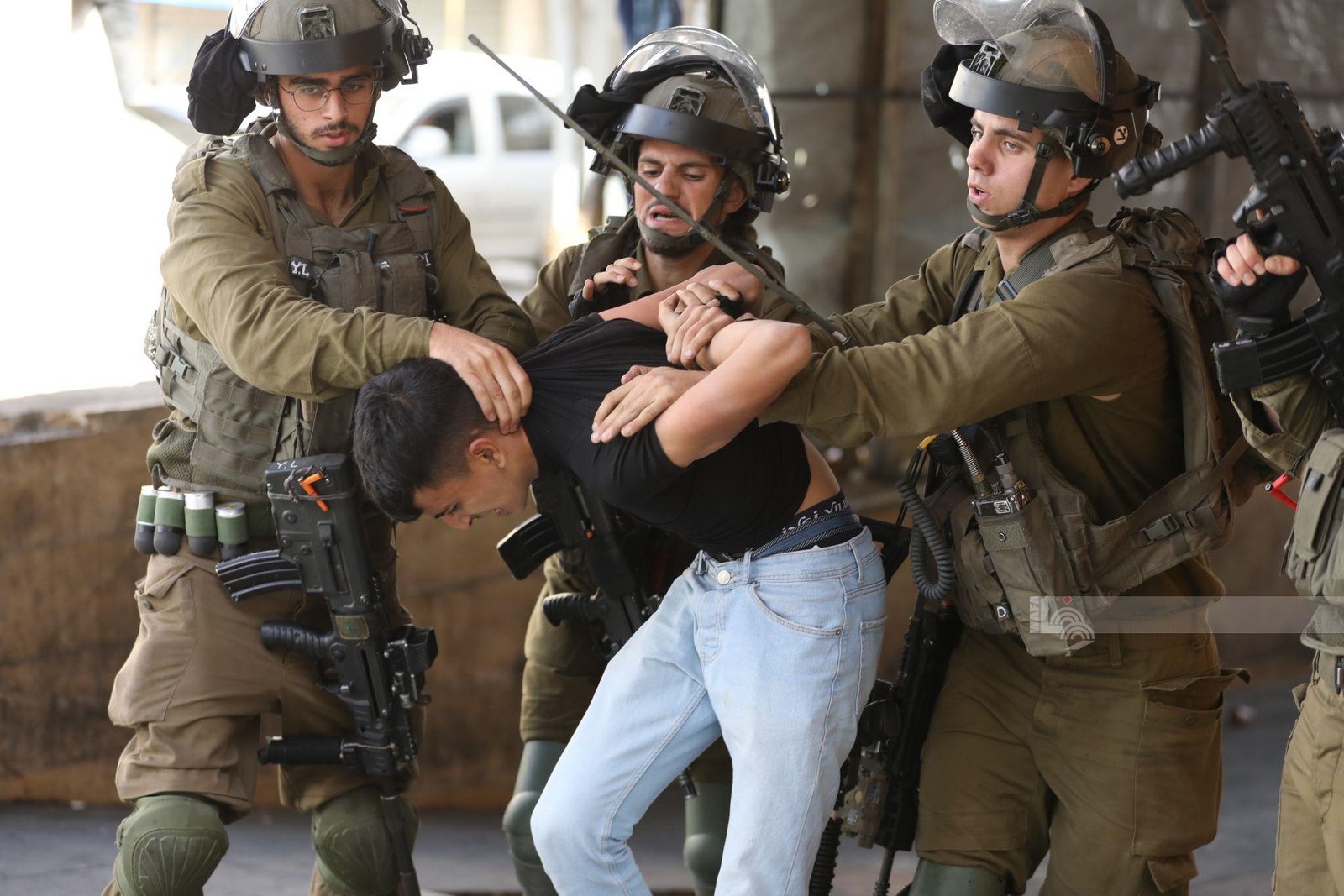 الاحتلال يعتقل 3 مواطنين بينهم فتى من القدس