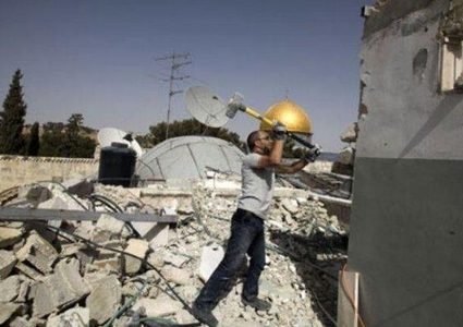 بلدية الاحتلال تجبر مقدسياً على هدم منزله ذاتياً في بيت حنينا