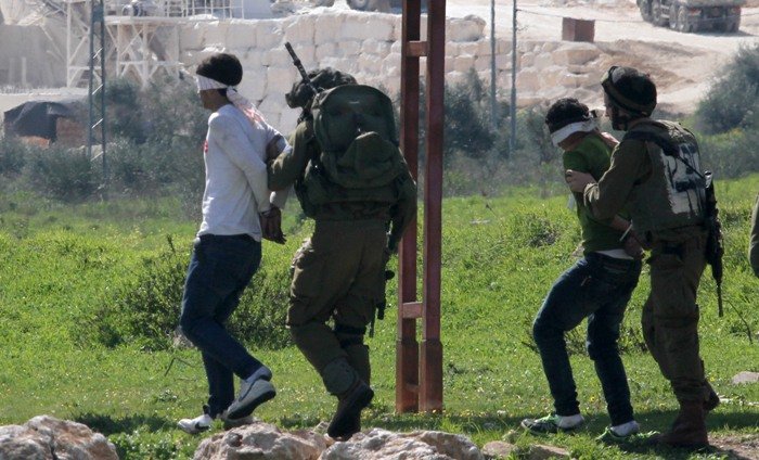 الاحتلال يعتقل شابين من دير الغصون شمال طولكرم