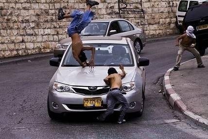 مستعمرون يدعسون خمسة عمال من بيت لحم واعتقال خمسة آخرين