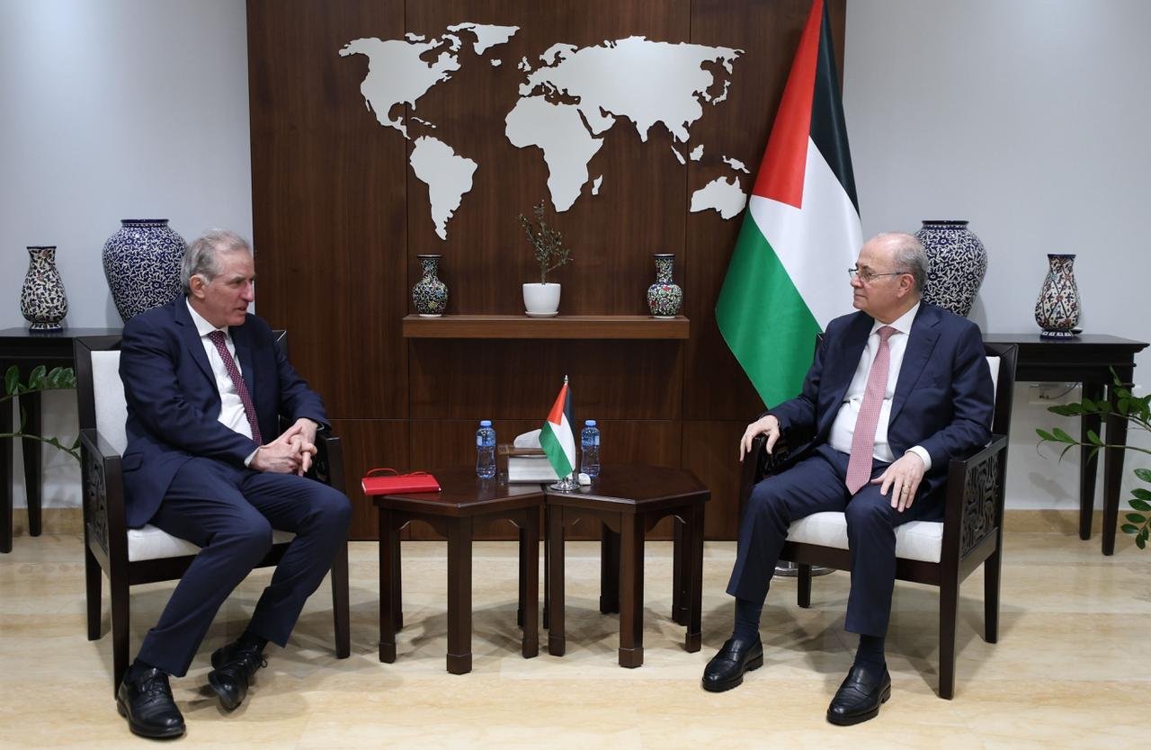 رئيس الوزراء يبحث مع الممثل الأوروبي لعملية السلام آخر المستجدات