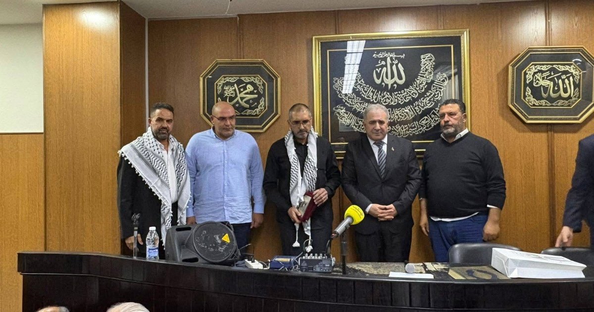 باسم الرئيس محمود عباس السفير الأسعد يقدّم درع فلسطين لعائلة المغربي