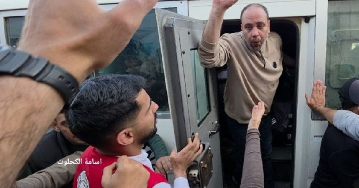 وصول 24 أسيرا محررا إلى مستشفى شهداء الأقصى وسط قطاع غزة