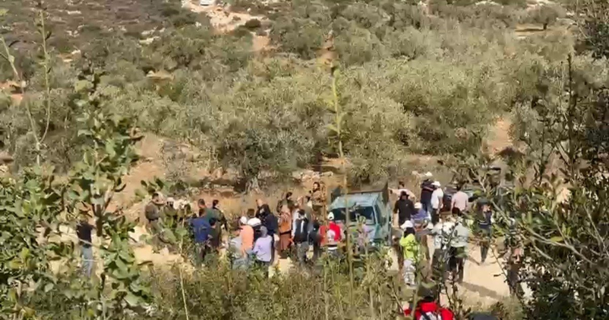 مستعمرون يهاجمون المزارعين ويجبرونهم على مغادرة أراضيهم شرق رام الله