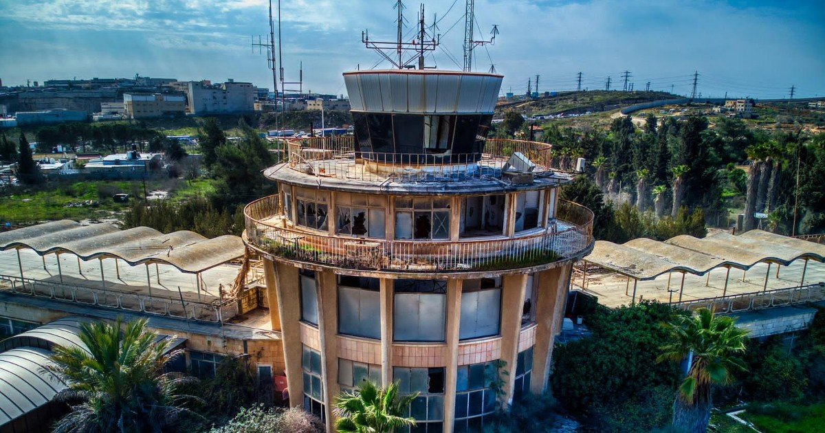 محافظة القدس تحذّر من مخطط استعماري لإقامة مركز تراث في مطار القدس الدولي