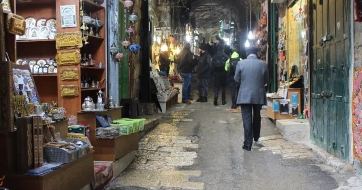 محافظة القدس تُحذّر من مخطط إسرائيلي للاستيلاء على عقارات في باب السلسلة وتهجير سكانها لصالح التوسع الاستعماري