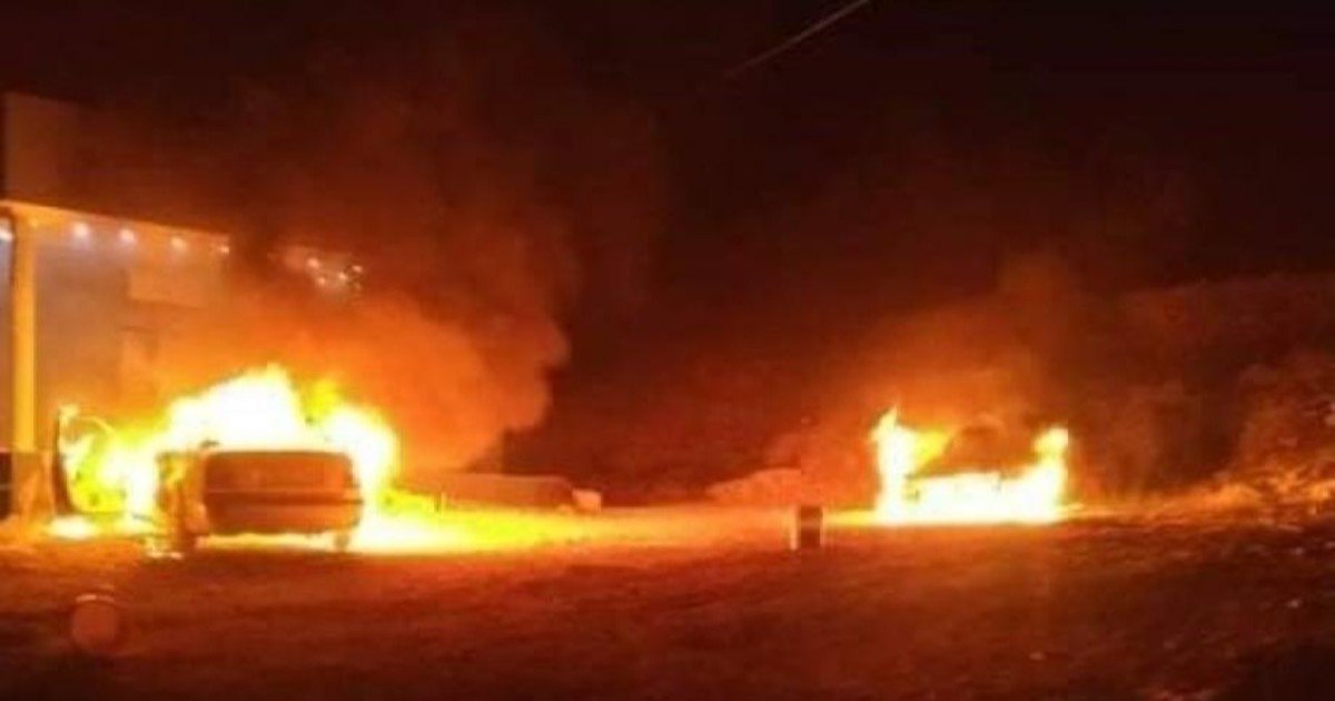 مستعمرون يحرقون حظيرة أغنام وفرن طابون ويصيبون صاحبها بحروق جنوب الخليل