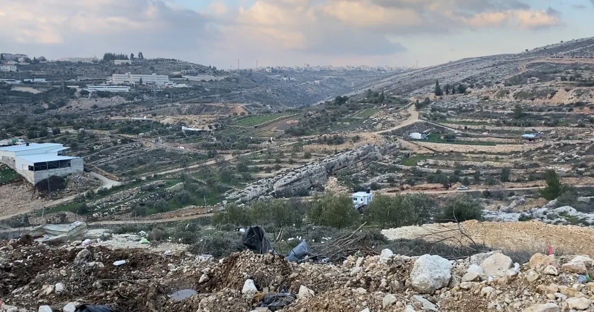 قوات الاحتلال تقتحم نحالين وتداهم منازل ومحلات تجارية