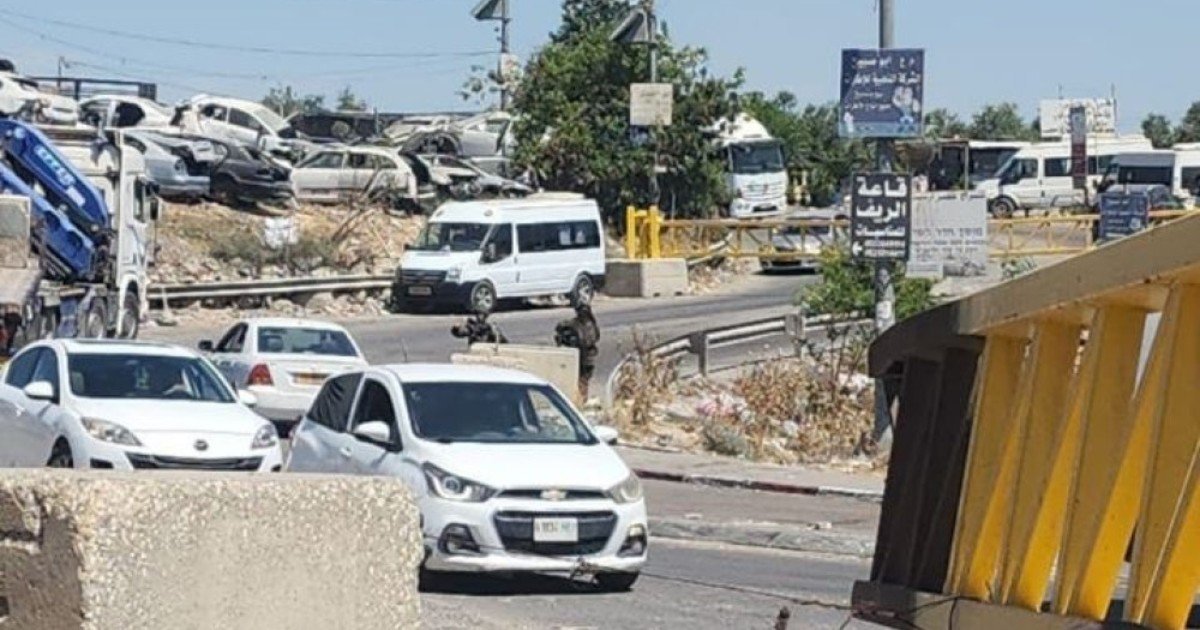 الاحتلال يغلق مدخل بلدة عناتا شرق القدس