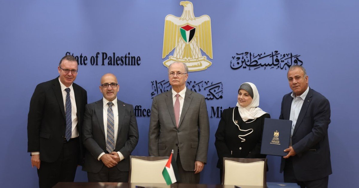 برعاية رئيس الوزراء: توقيع اتفاقيات منح بنحو 10 ملايين دولار لدعم مشاريع البنية التحتية والصحة والترميم
