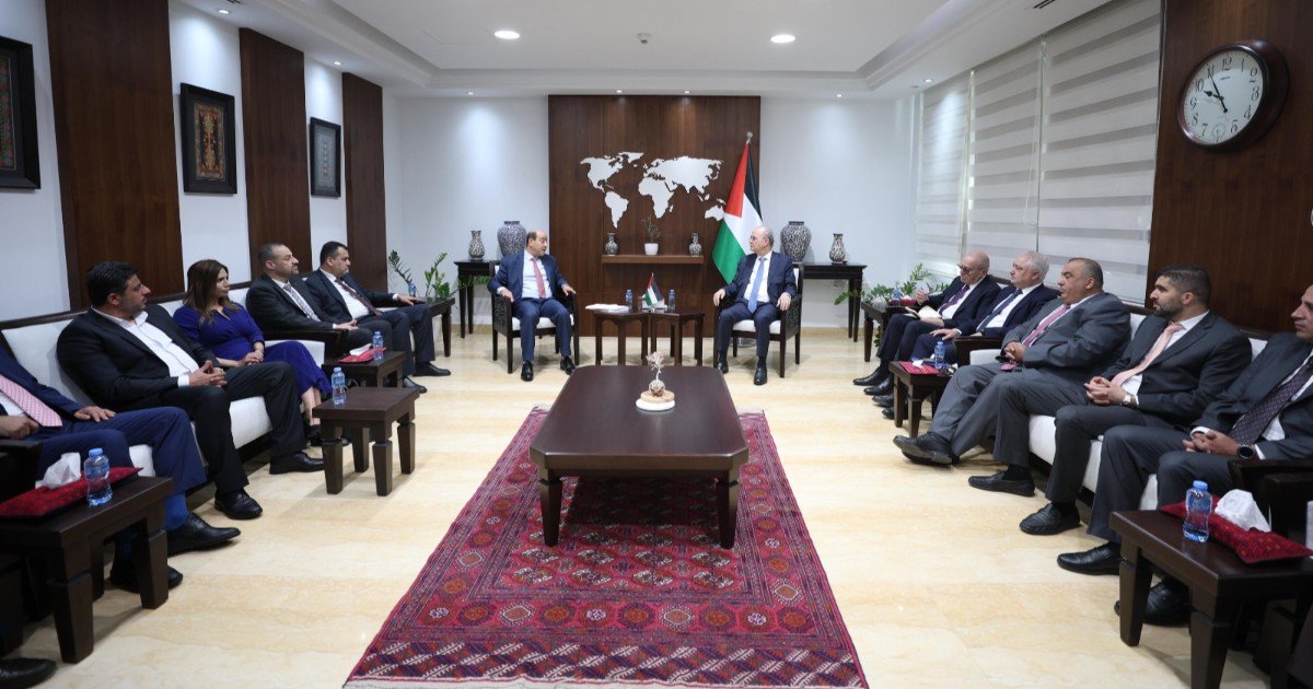 رئيس الوزراء يتسلّم التقرير السنوي للمدرسة الوطنية الفلسطينية للإدارة