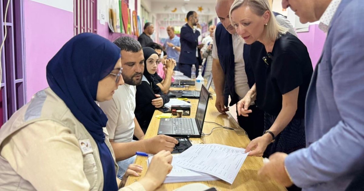 مديرة شؤون الأونروا في لبنان تزور مخيم الرشيدية حيث تجري عملية توزيع المواد الغذائية