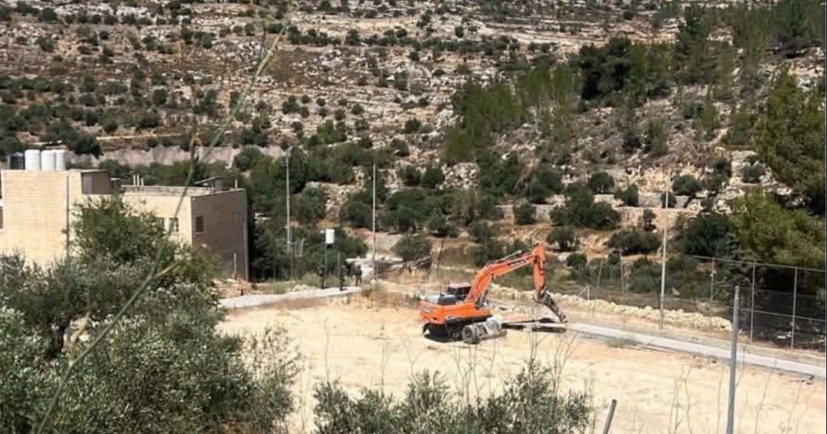 الاحتلال يهدم ملعب مدرسة بتير الثانوية غرب بيت لحم