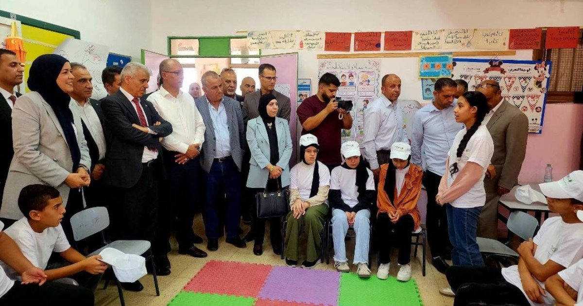 وفد حكومي يتفقد قرية أم صفا ويعلن حزمة تدخلات لتعزيز صمودها وخدماتها الأساسية