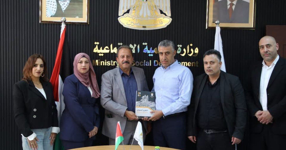 دائرة شؤون اللاجئين تسلّم وزارة التنمية الاجتماعية تقريرها السنوي وتؤكد أهمية الشراكة في تعزيز صمود اللاجئين