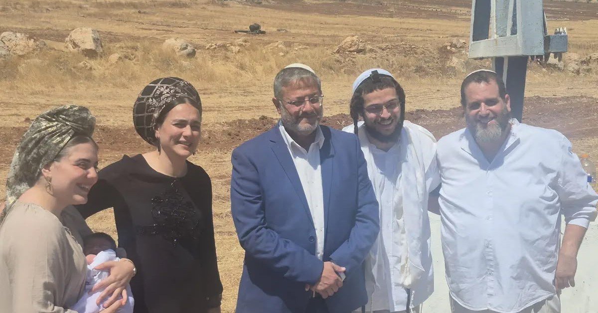 المتطرف بن غفير يقتحم المغير شمال شرق رام الله