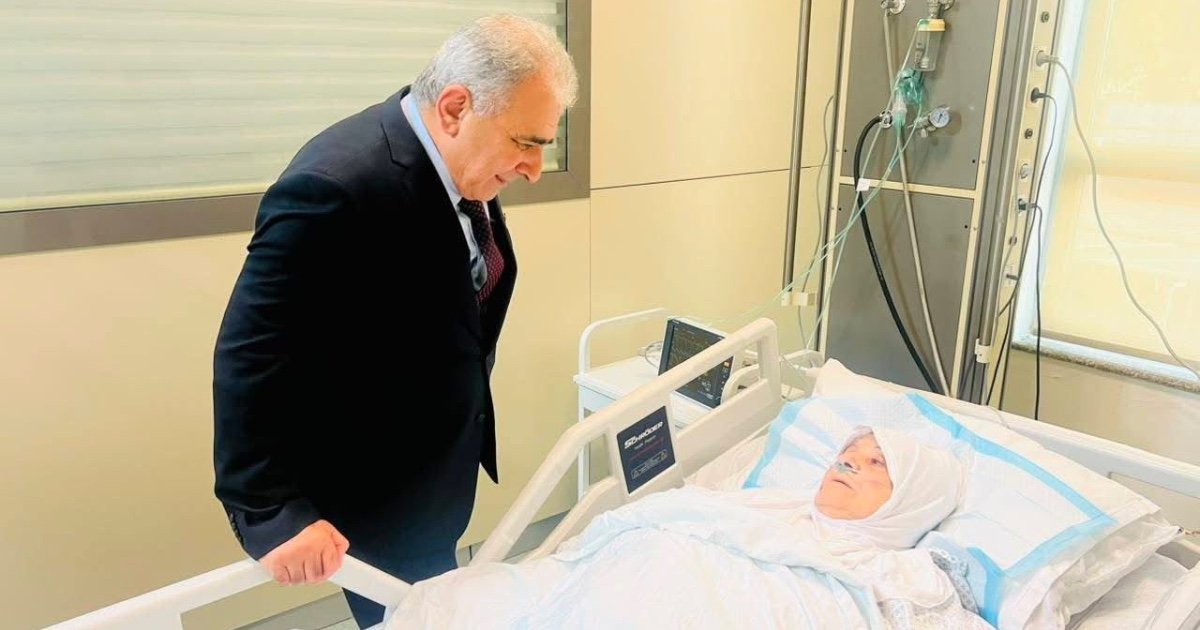 السفير الاسعد يتفقّد مصابي حادث حافلة المعتمرين في مستشفى صيدا  الحكومي - التركي