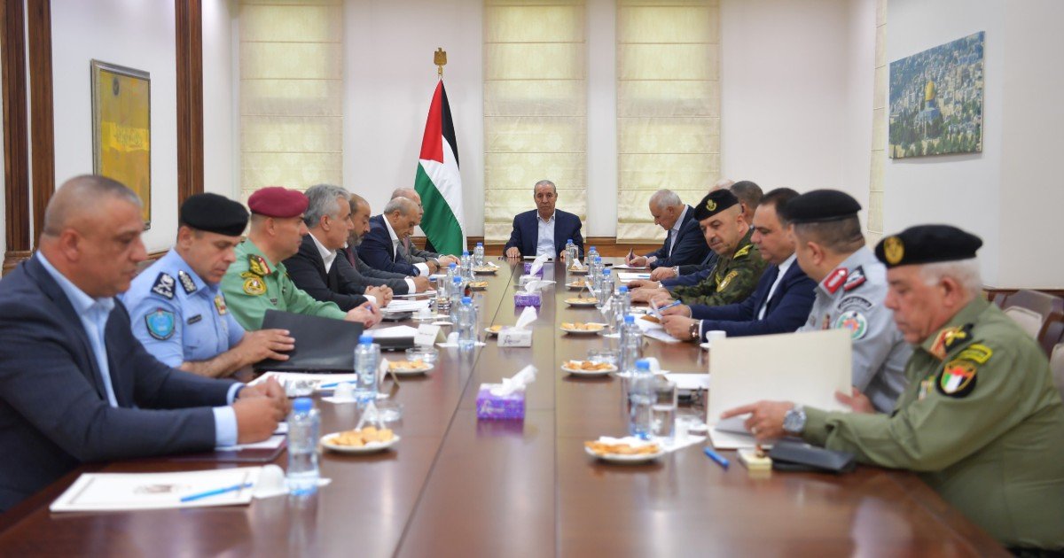 الشيخ يعقد اجتماعا مع قادة الأجهزة الأمنية لمتابعة التطورات الراهنة