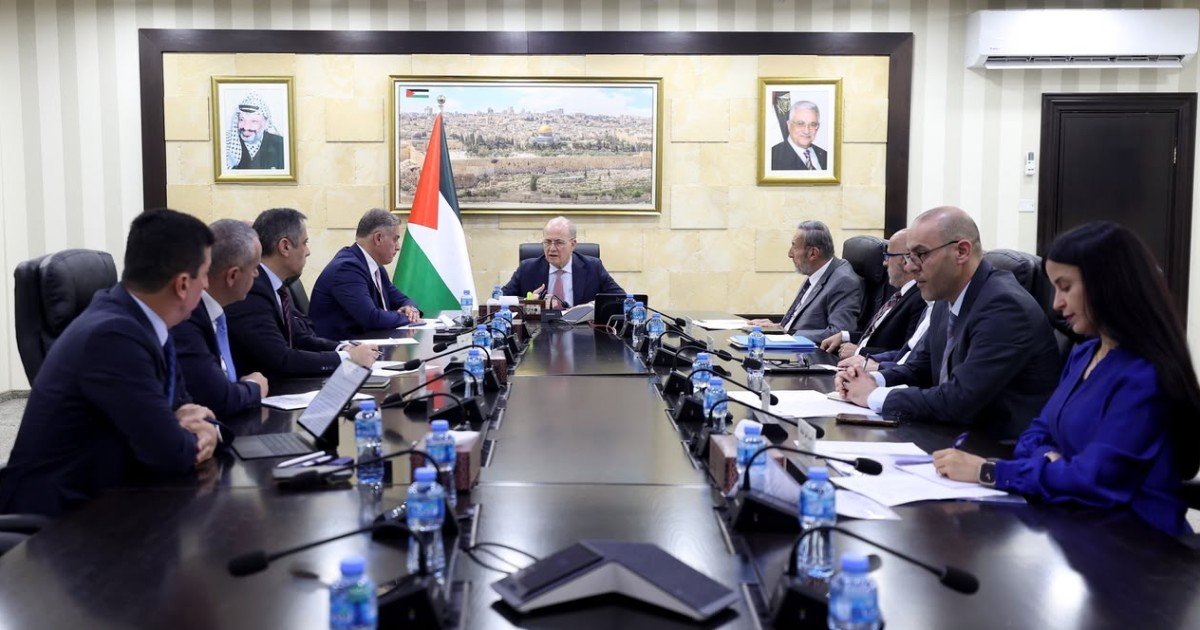رئيس الوزراء يترأس اجتماعاً للجنة الخاصة للتعامل مع تداعيات أزمة الشيكل وتعزيز الدفع الإلكتروني