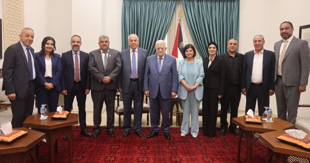 الرئيس يستقبل رئيس وأعضاء بلدية البيرة ويوجههم بمضاعفة الجهود لخدمة المواطنين وتعزيز صمودهم