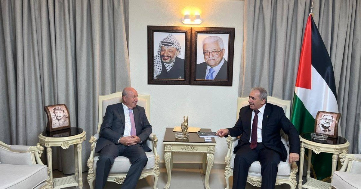 السفير الاسعد يستقبل الكاتب والصحافي عبد معروف