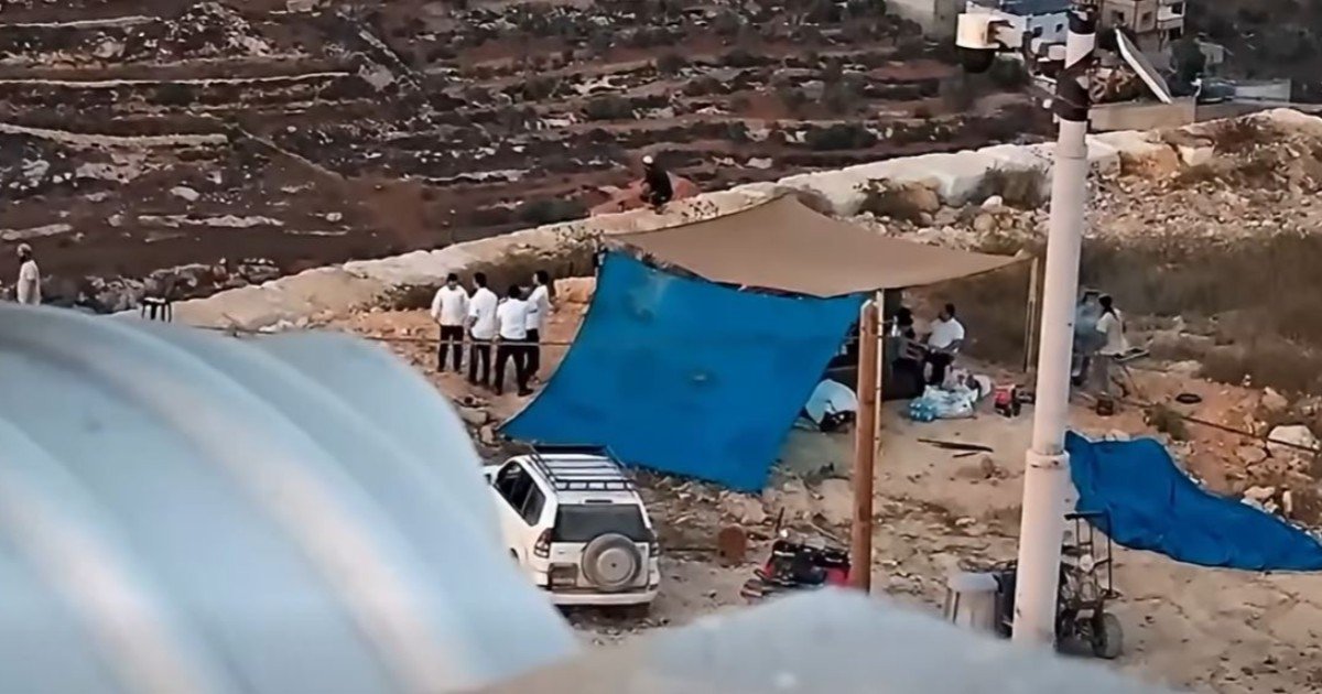 مستعمرون إرهابيون يواصلون حصار منزل في قصرة جنوب نابلس لليوم الرابع