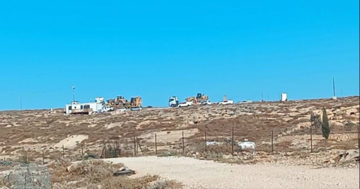 الاحتلال يهدم مساكن وبركسات وآبار مياه في خربة الفخيت بمسافر يطا