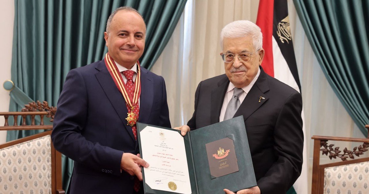 الرئيس يقلد سفير جمهورية مصر العربية لدى فلسطين نجمة القدس من وسام القدس