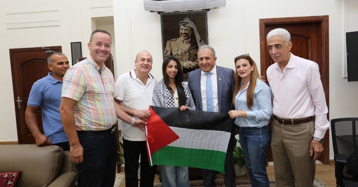 السفير الاسعد يكرم الطالبة المتفوقة نادين نجم