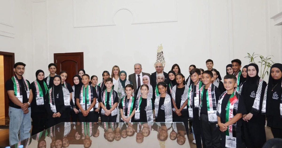 السفير الاسعد يستقبل فرقة الكوفية للتراث الفلسطيني