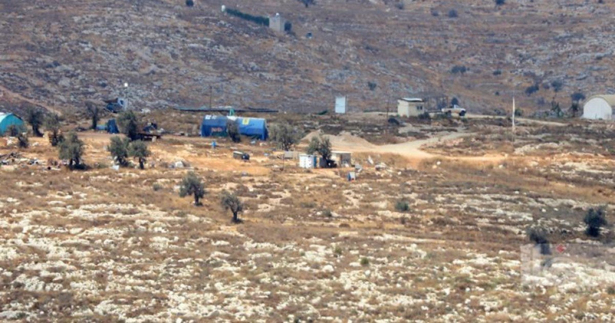 مستعمرون يشقون طريقا استعماريا في نعلين غرب رام الله