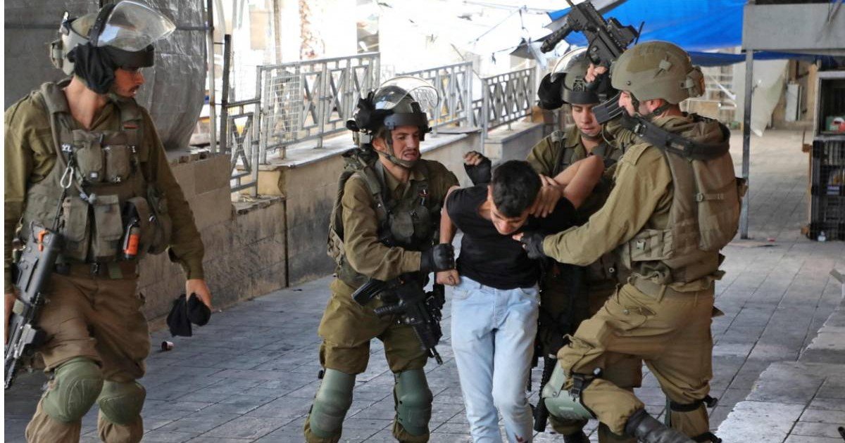 الاحتلال يعتقل 22 مواطنا ويحتجز العشرات خلال اقتحامه عدة مناطق في محافظة الخليل