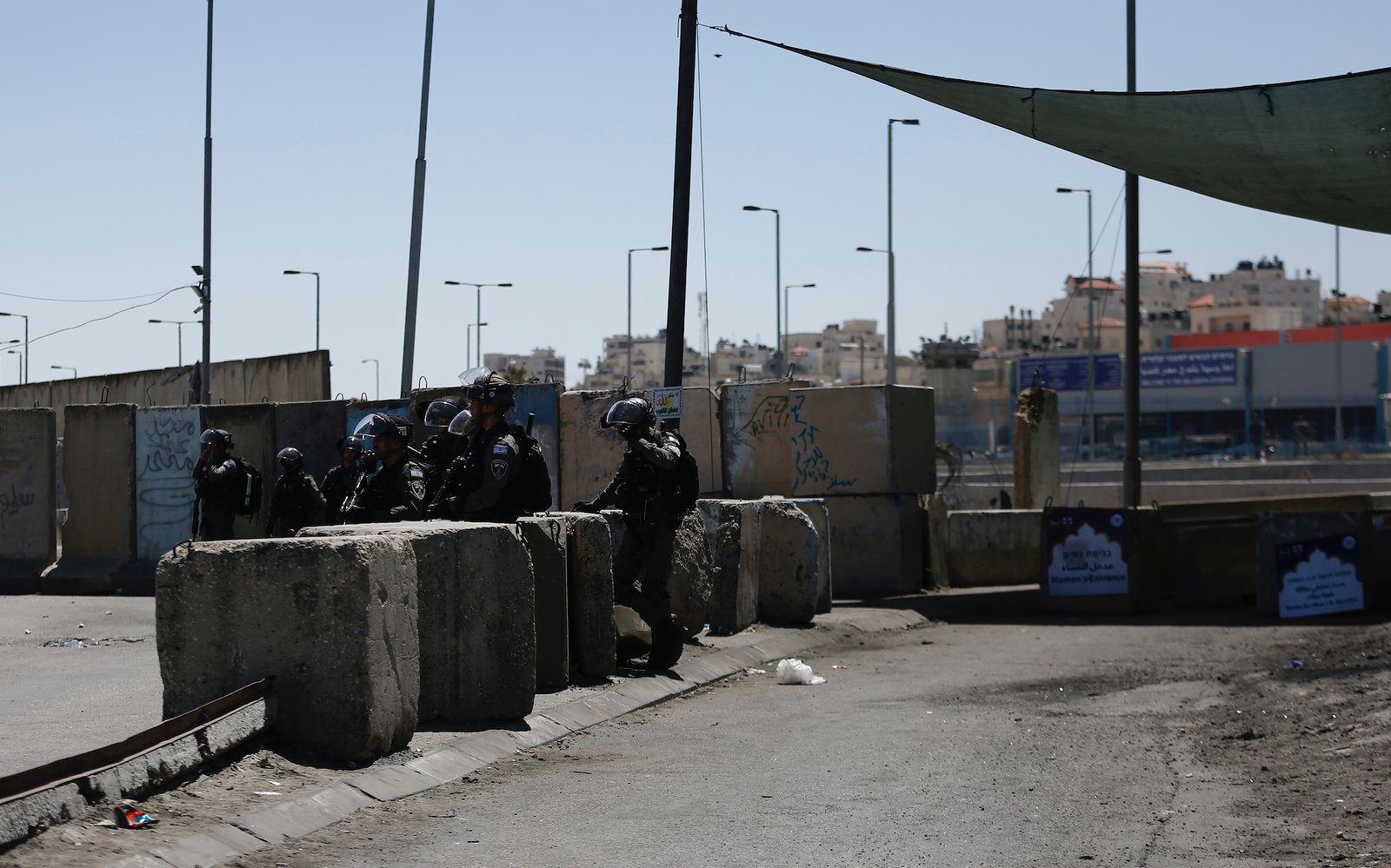 الاحتلال يعتقل شابين ويشدد إجراءاته على حاجز جبع شمال القدس