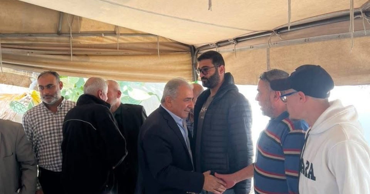 بتوجيهات من الرئيس: السفير الاسعد يعزي عائلة الشهيد احمد فاعور