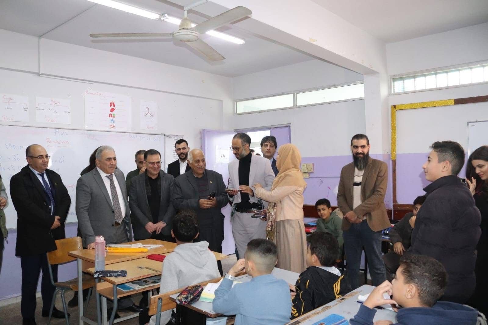 السفير الاسعد يتفقد مدرسة فلسطين في مخيم برج الشمالي